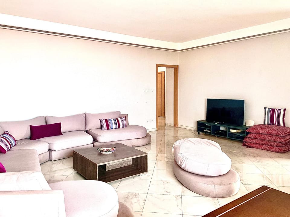 TV and multimedia, Living room, Seating area, locker, air conditioner