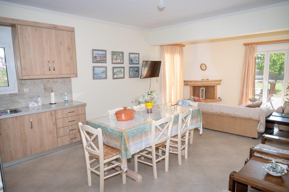 Kitchen or kitchenette, Living room, Seating area, Dining area