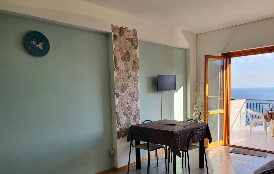 Communal lounge/ TV room, Natural landscape, TV and multimedia, View (from property/room), Balcony/Terrace, Living room, Seating area, Dining area, Evening entertainment, Sea view