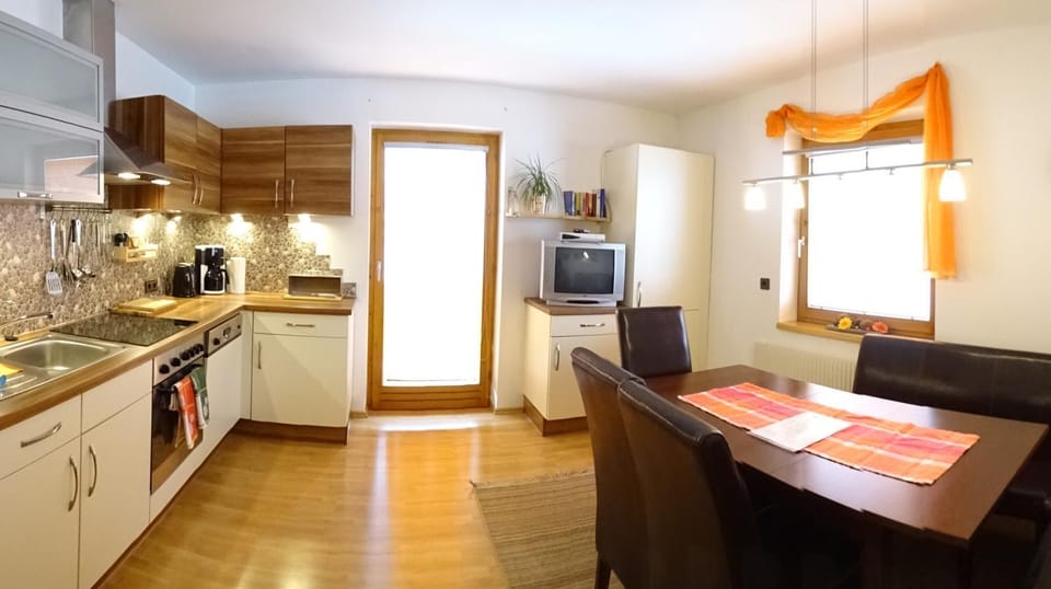 Kitchen or kitchenette, Seating area, Dining area