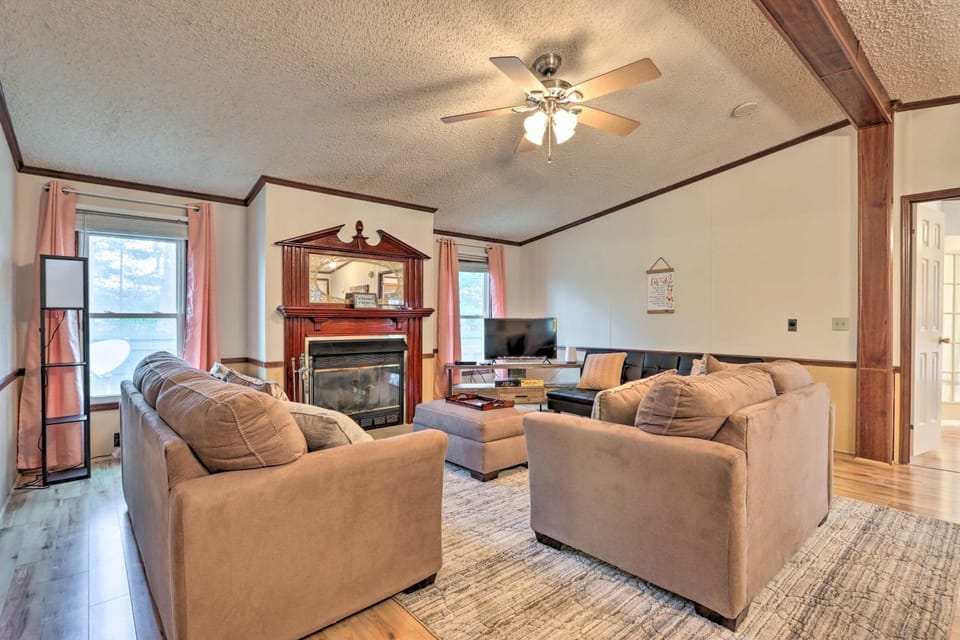 Reteat on 45 Acres! Spacious Family Apt in Lebanon Apartment in Ozark Mountains