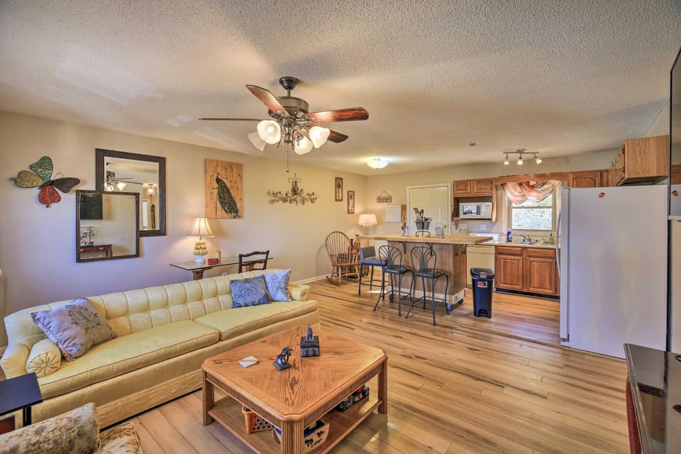 Bring Your Pet! Extended Meadowview Stay w/ Farm House in Virginia