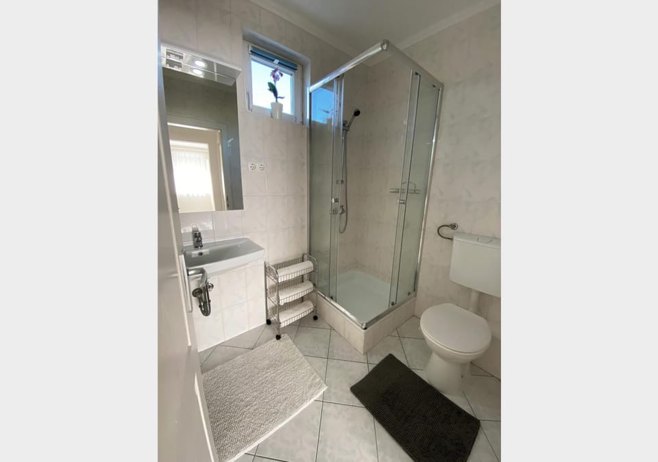 Shower, Toilet, Bathroom, towels