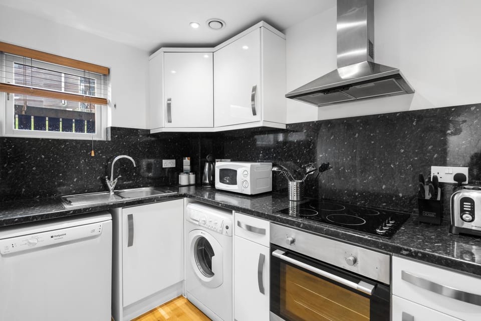 Coffee/tea facilities, Kitchen or kitchenette, dishwasher, oven, toaster, washing machine