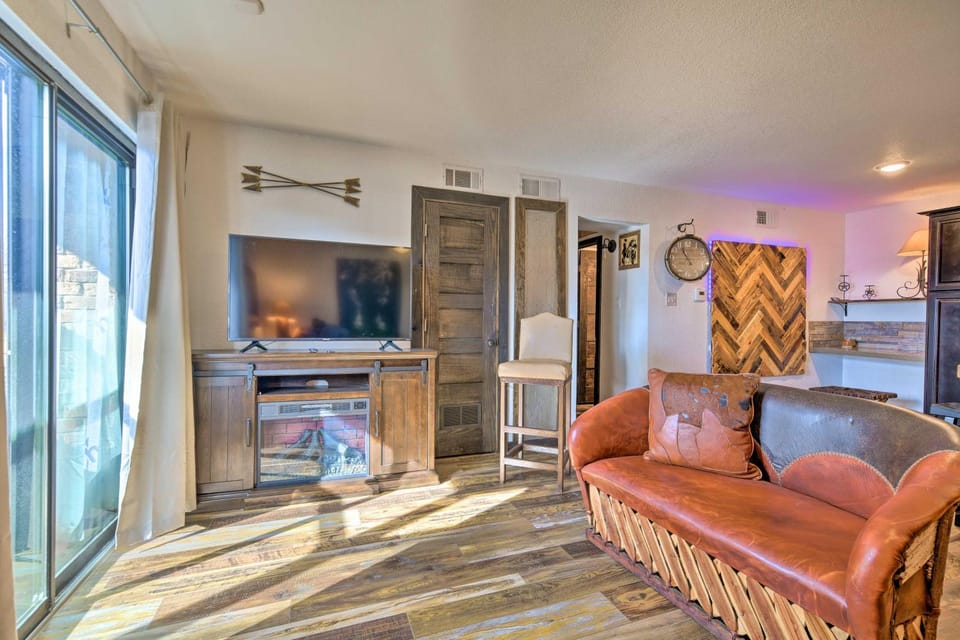 4 Mi to Dtwn: Rustic Fort Worth Apt Apartment in Fort Worth