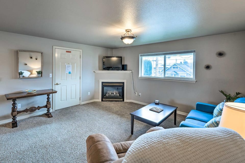 Apartment with Gas Fireplace about half Mi to Beach! Apartment in Anacortes