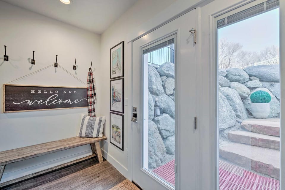 Vibrant Chic Home ~ 20 Mi to Salt Lake City! Apartment in Draper