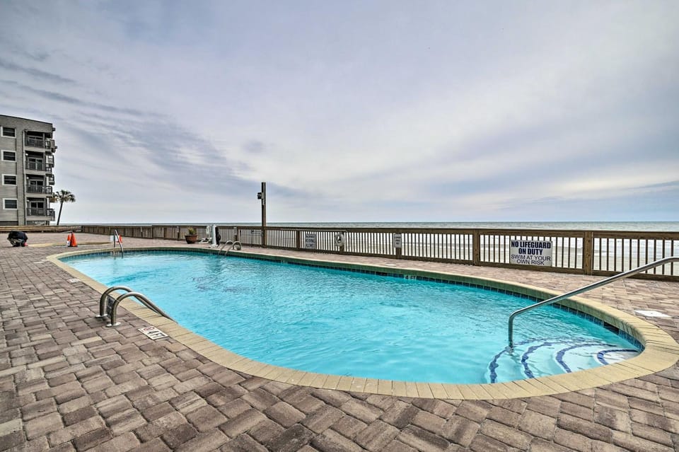 Murrells Inlet Condo w/ Ocean Views & Pool Access! House in Garden City