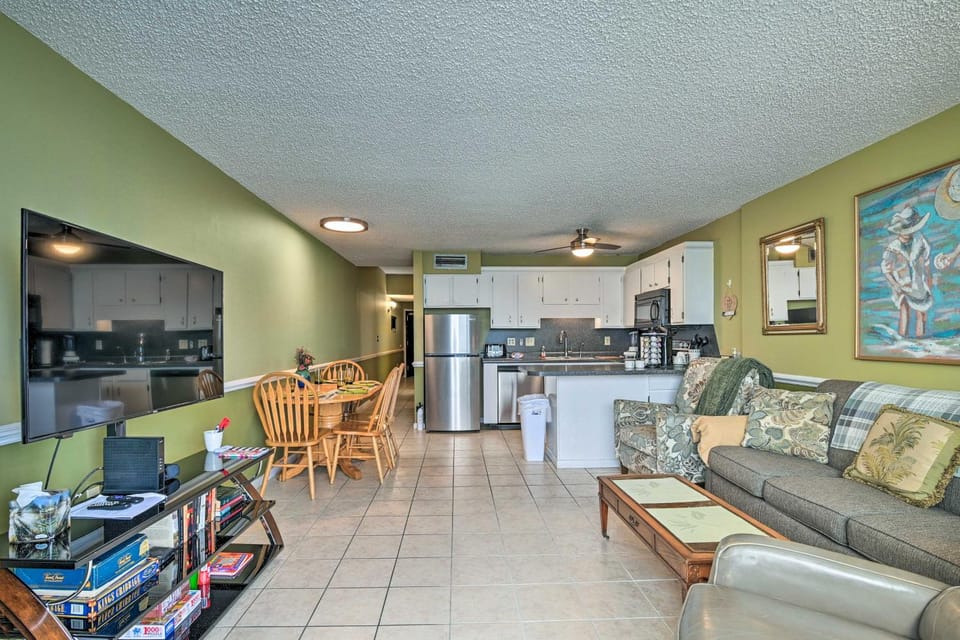 Murrells Inlet Condo w/ Ocean Views & Pool Access! House in Garden City