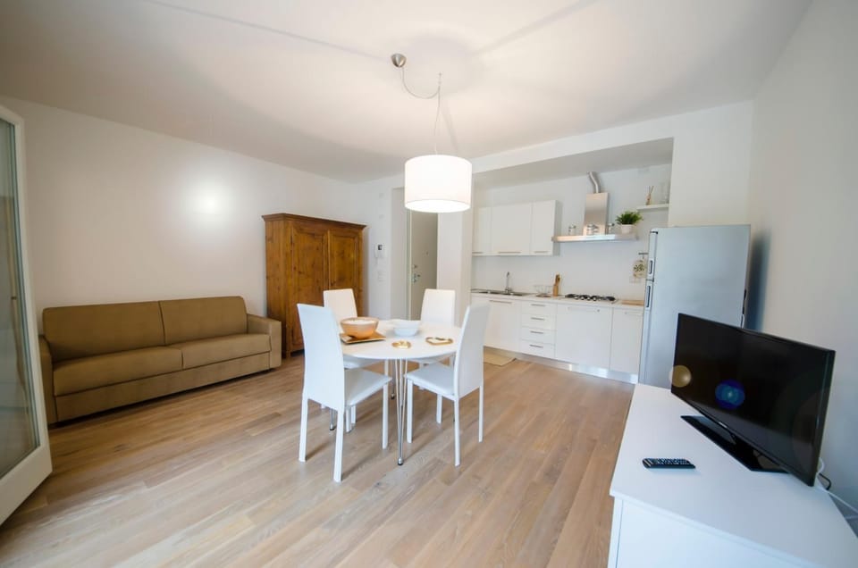 Bed, TV and multimedia, Kitchen or kitchenette, Dining area