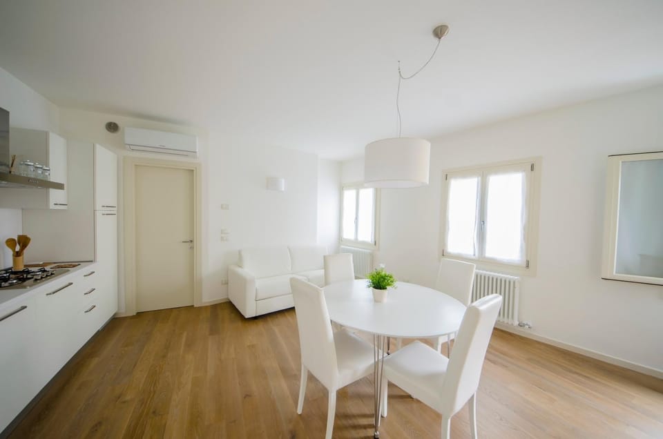 Bed, TV and multimedia, Kitchen or kitchenette, Dining area