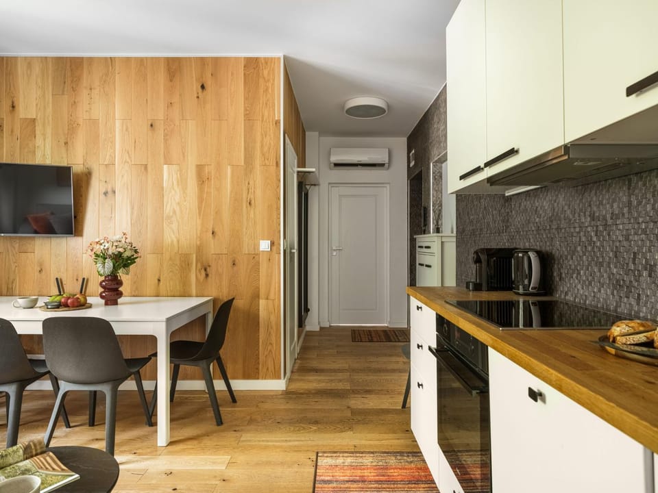 URBAN APARTMENTS No 3 - Air Condition - Garden - Free Parking Apartment in Poland