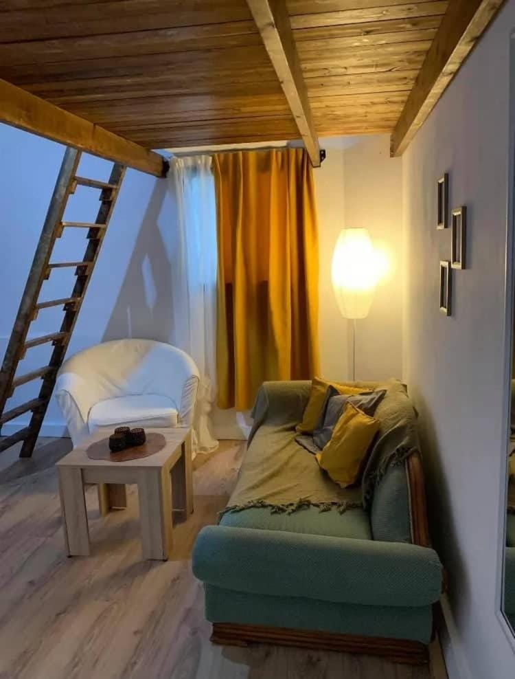 Mascot bar street apartments Apartment in Rhodes