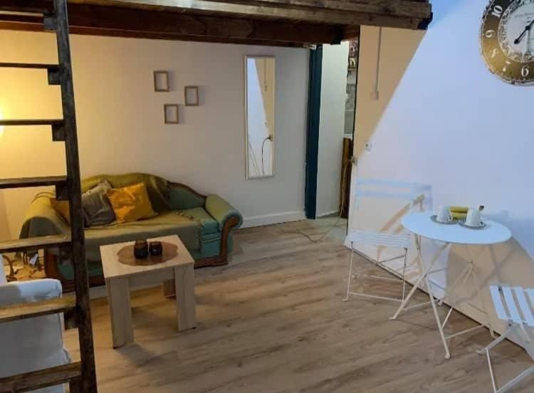 Mascot bar street apartments Apartment in Rhodes