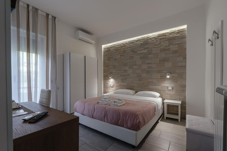 Bed, Balcony/Terrace, wardrobe, air conditioner