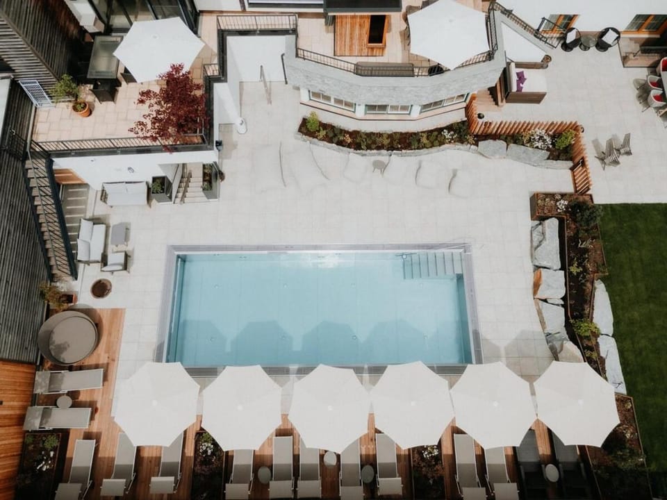 Property building, Day, Bird's eye view, Pool view, Swimming pool, sunbed