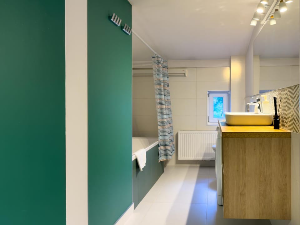 URBAN APARTMENTS No 4 - Air Condition - Garden - Free Parking Apartment in Poland