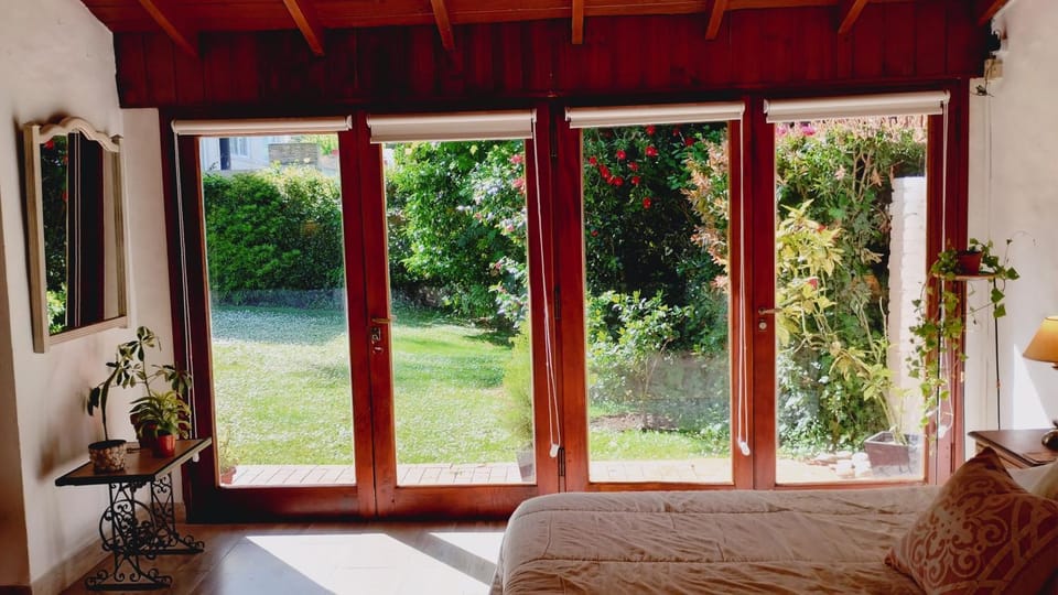 Photo of the whole room, Garden view