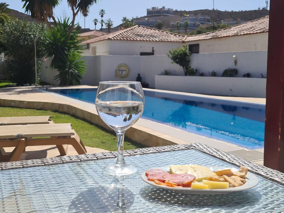 Property building, Patio, Day, Food and drinks, Dining area, Food, Pool view, Swimming pool, Breakfast, Lunch, Dinner, Drinks, sunbed