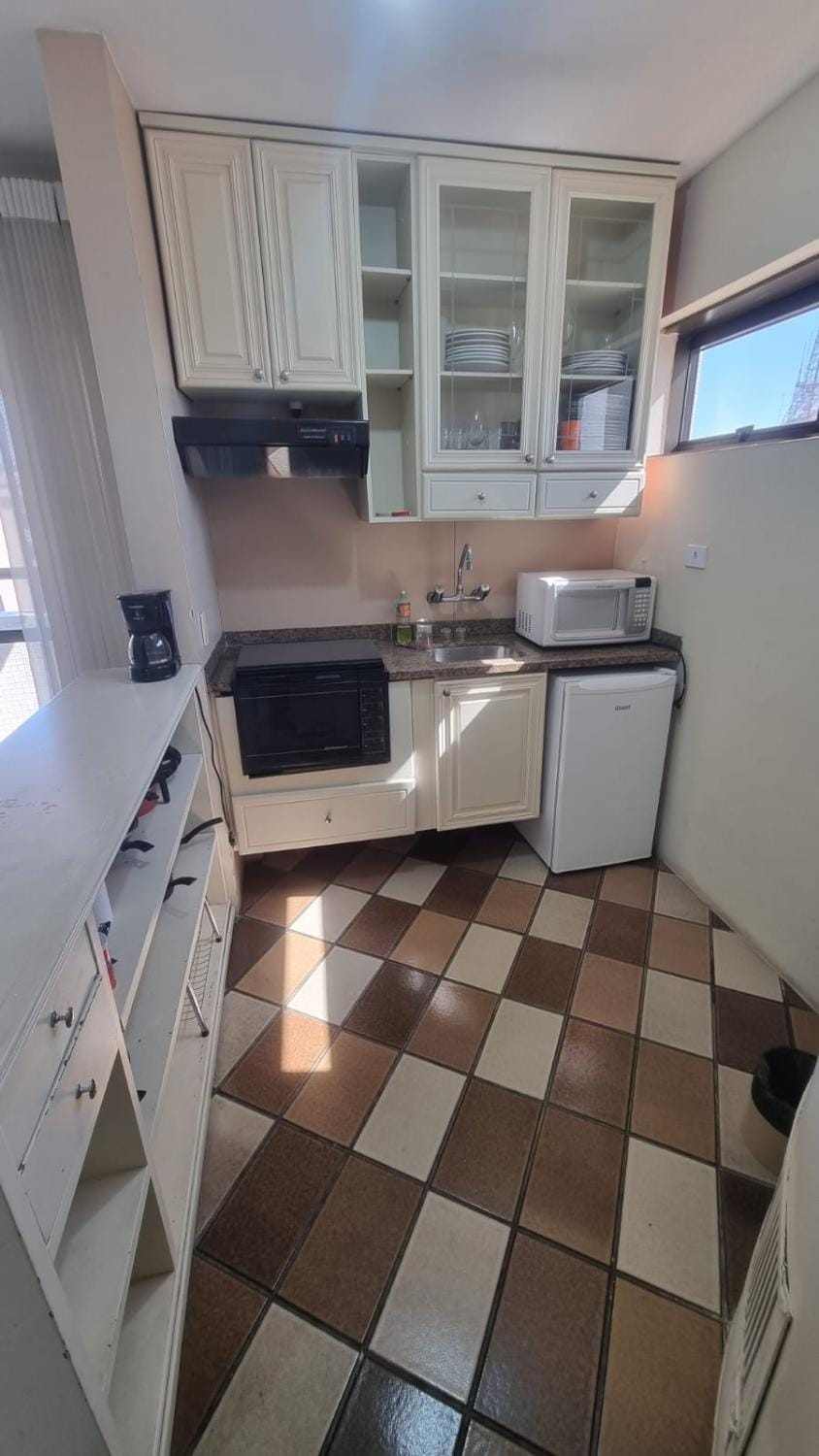 Kitchen or kitchenette, minibar, oven, stove, toaster