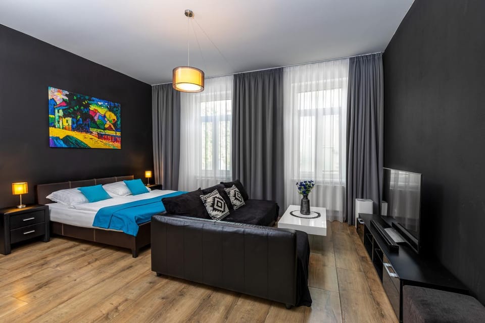 Bed, TV and multimedia, Living room, Photo of the whole room, Seating area, Bedroom