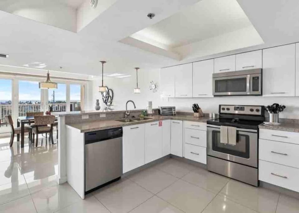 Kitchen or kitchenette, Dining area, dishwasher, stove
