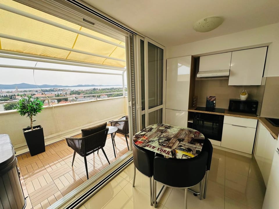 Coffee/tea facilities, View (from property/room), Balcony/Terrace, Kitchen or kitchenette, Living room, Seating area, Dining area, stove, toaster
