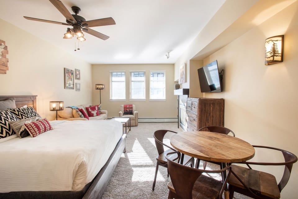 Beautiful Ski-In Ski-Out Top Floor Studio Condo at Fraser Crossing Founders Pointe condo Apartment in Winter Park