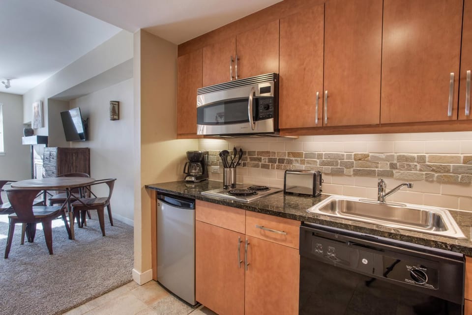 Beautiful Ski-In Ski-Out Top Floor Studio Condo at Fraser Crossing Founders Pointe condo Apartment in Winter Park