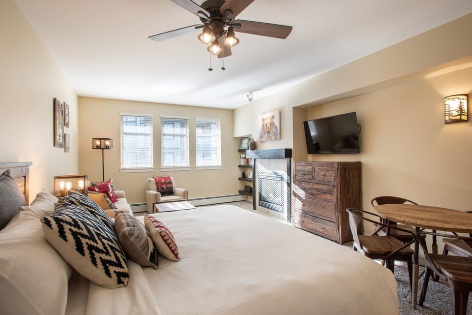 Beautiful Ski-In Ski-Out Top Floor Studio Condo at Fraser Crossing Founders Pointe condo Apartment in Winter Park