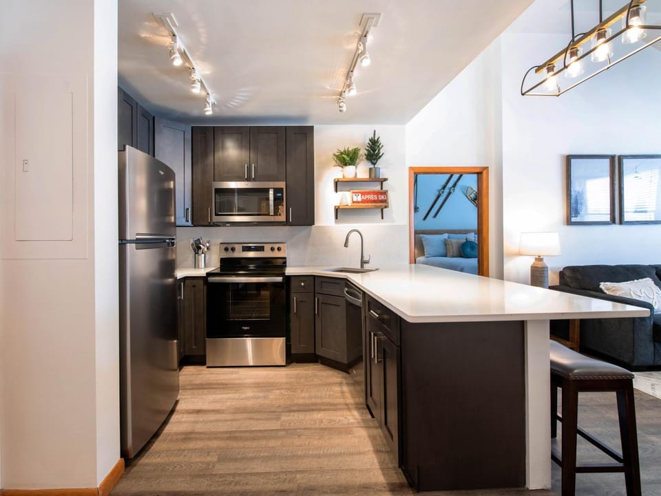 Zephyr Mountain Lodge, Condo - 7th Floor Forest and Slope View Premium-Rated Condo 1705 Apartment in Winter Park