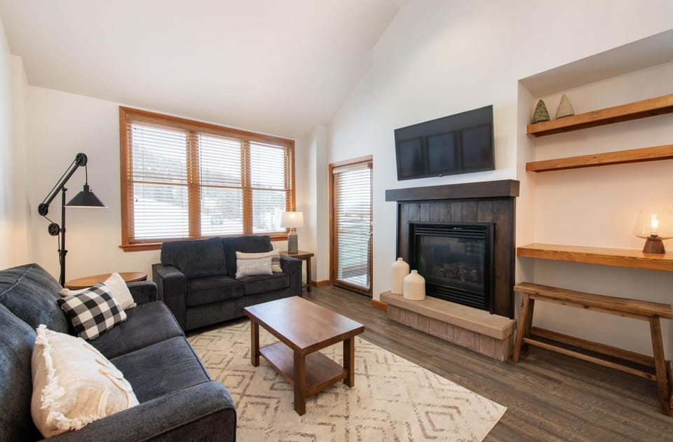 Zephyr Mountain Lodge, Condo - 7th Floor Forest and Slope View Premium-Rated Condo 1705 Apartment in Winter Park