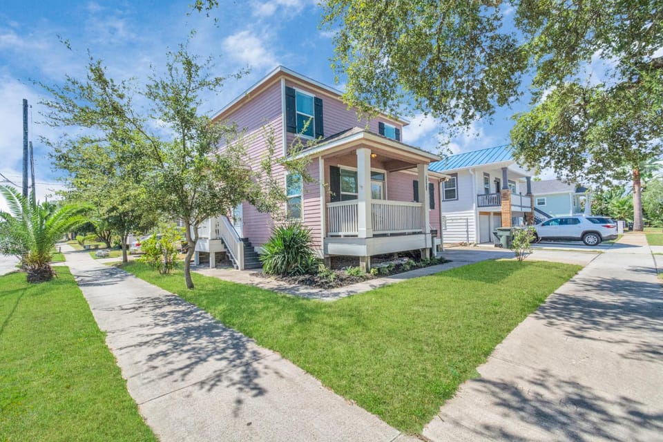 Summer Bliss Walk to Beach Master Suite Bunk Beds Sleeps 9 House in Galveston Island