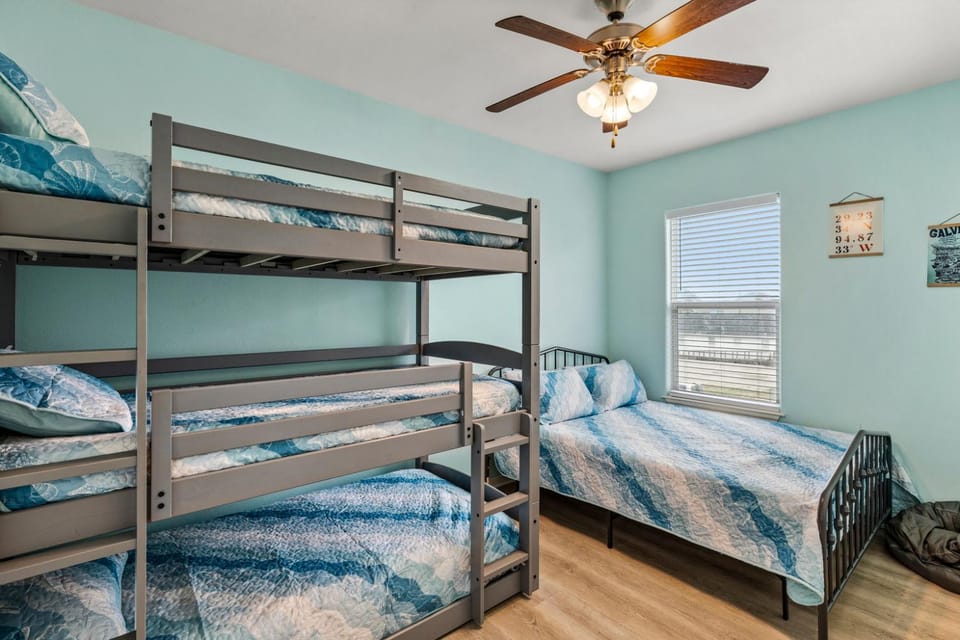 Summer Bliss Walk to Beach Master Suite Bunk Beds Sleeps 9 House in Galveston Island