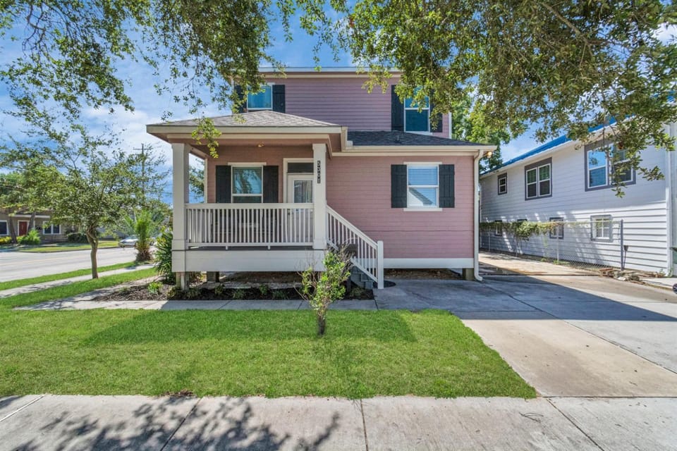 Summer Bliss Walk to Beach Master Suite Bunk Beds Sleeps 9 House in Galveston Island