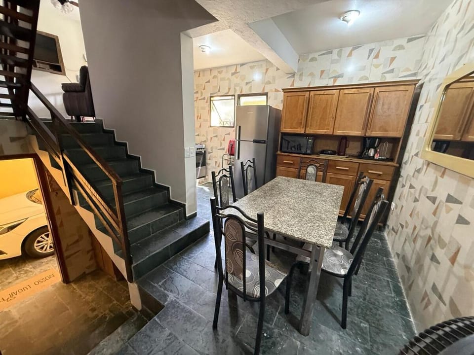 TRIPLEX piscina churrasqueira lava e seca Wi-Fi e 2 TVs em Condomínio com 90m2 no centro de Ubatuba Apartment in Ubatuba
