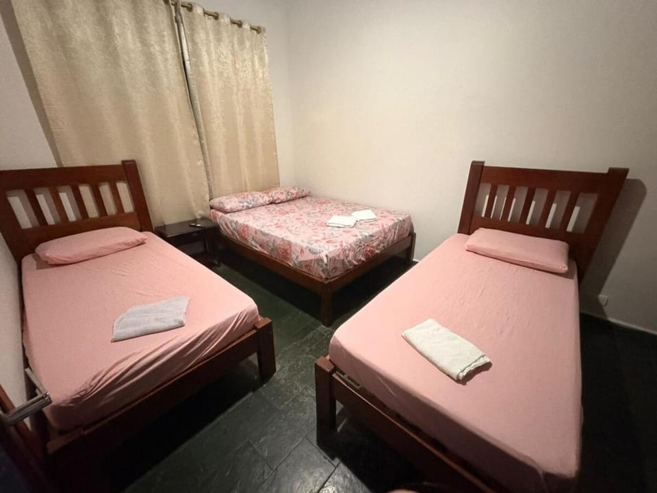 TRIPLEX piscina churrasqueira lava e seca Wi-Fi e 2 TVs em Condomínio com 90m2 no centro de Ubatuba Apartment in Ubatuba