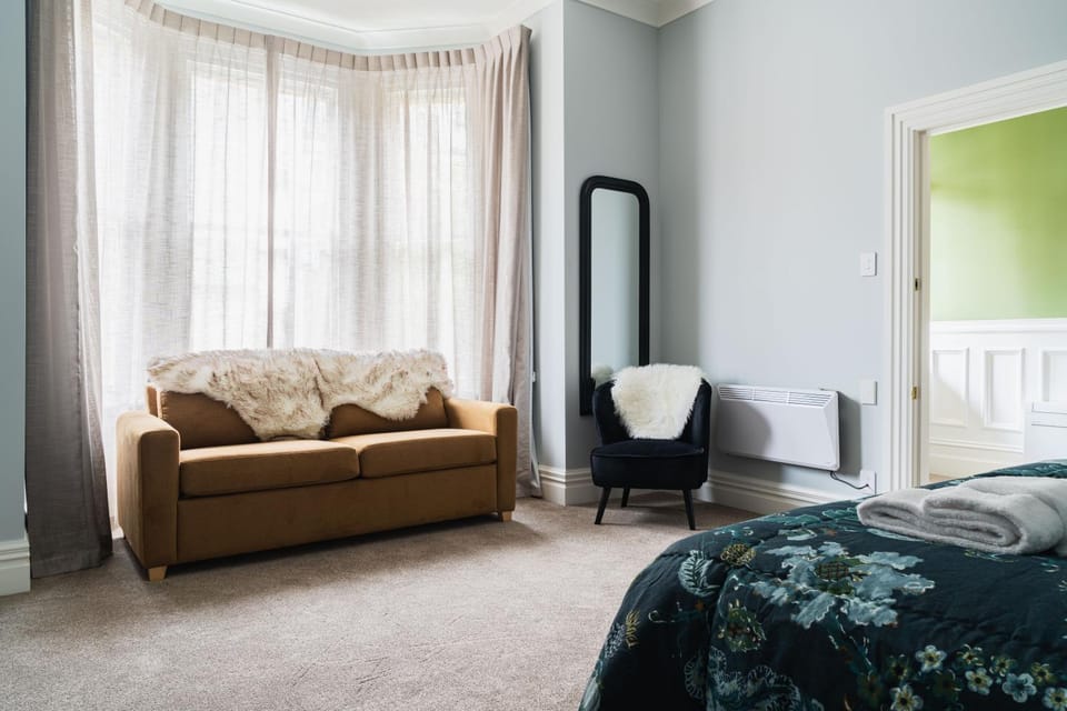 Bed, Seating area, Bedroom