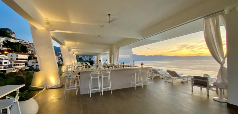 Restaurant/places to eat, Lounge or bar, Sea view