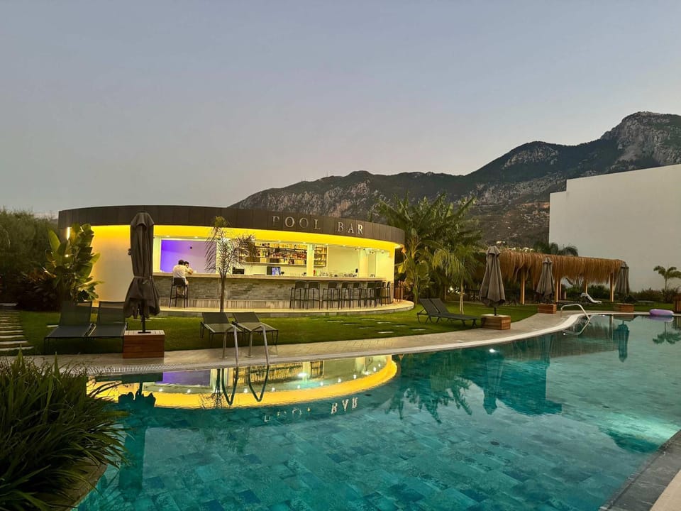 Lounge or bar, Mountain view, Swimming pool, sunbed