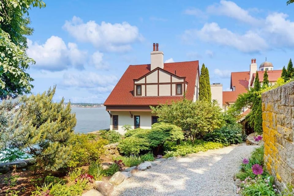 Point Radio Cottage Apartment in Gloucester