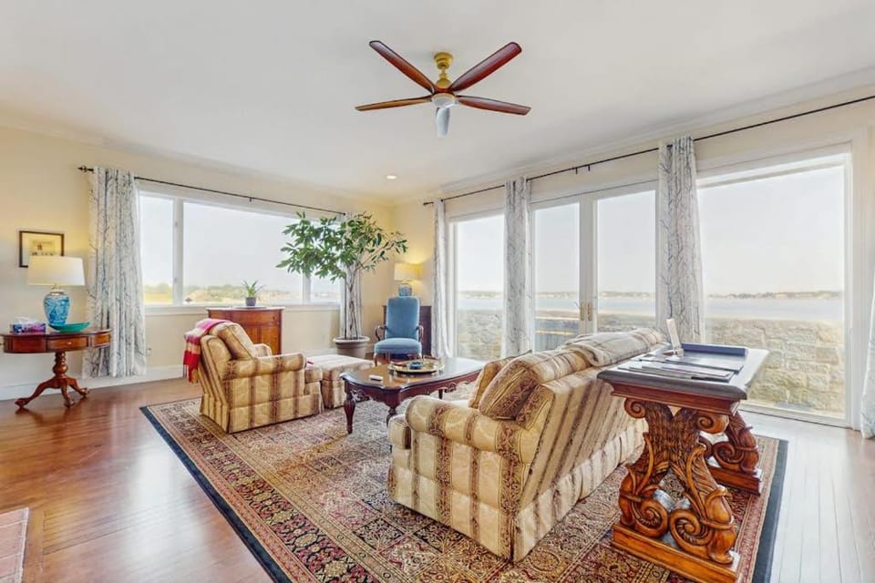 Point Radio Cottage Apartment in Gloucester