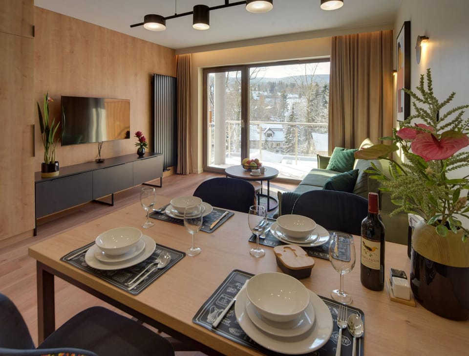 Communal lounge/ TV room, TV and multimedia, Living room, Seating area, Dining area, Evening entertainment
