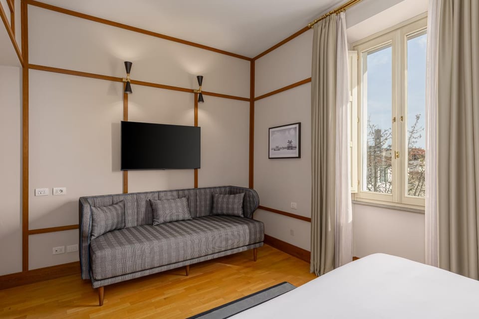 Bed, TV and multimedia, Photo of the whole room, Seating area, Bedroom, Street view