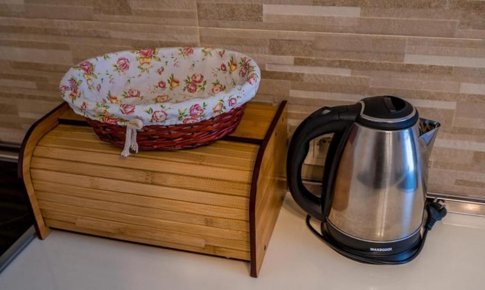 Coffee/tea facilities, Kitchen or kitchenette, Food