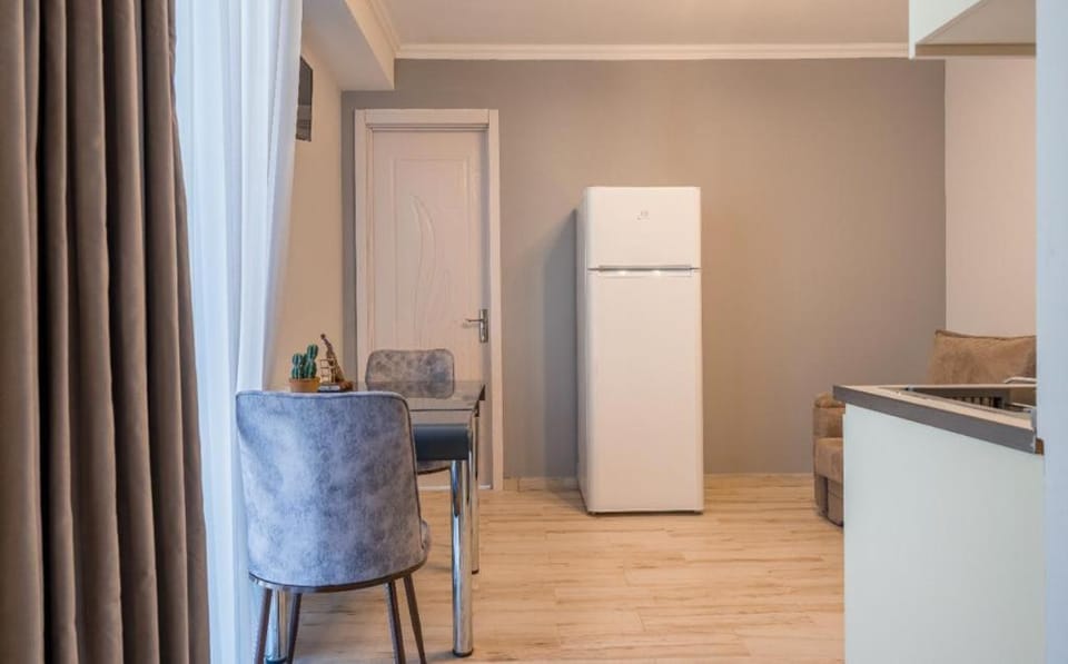 Kitchen or kitchenette, Dining area, oven, wardrobe