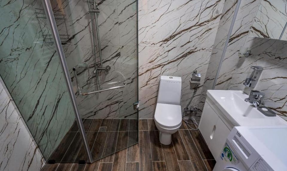 Shower, Toilet