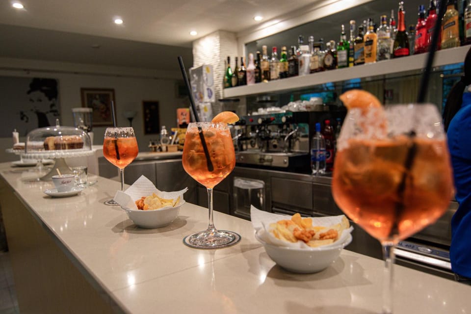 Lounge or bar, Food, Alcoholic drinks