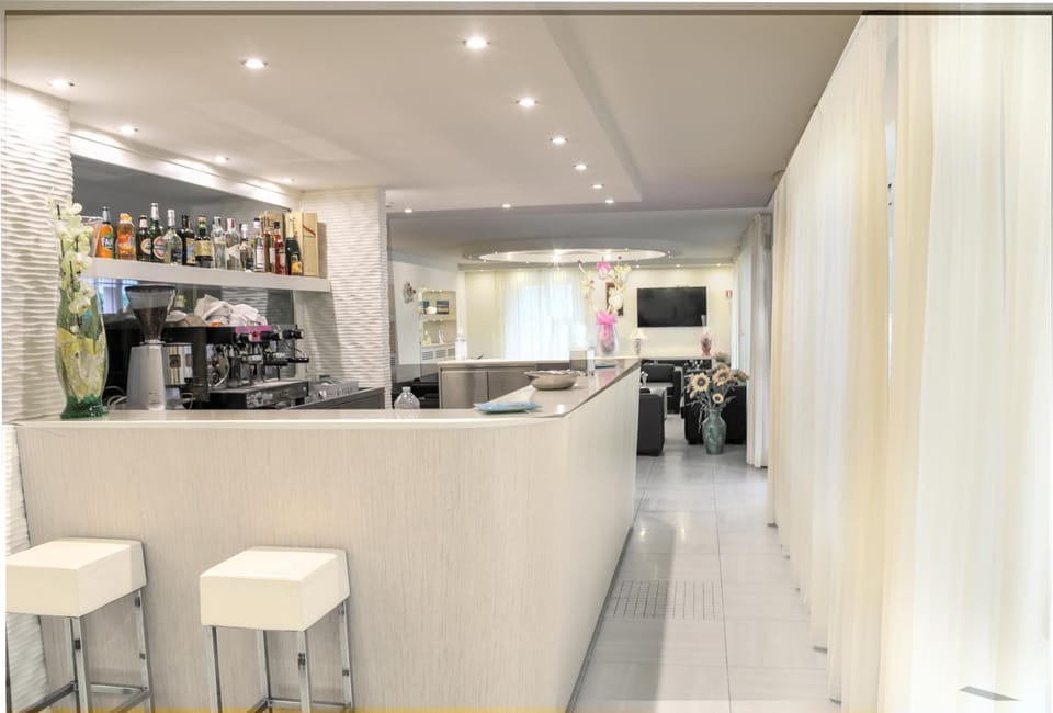 Nightclub / DJ, TV and multimedia, Lounge or bar, Food and drinks, Drinks