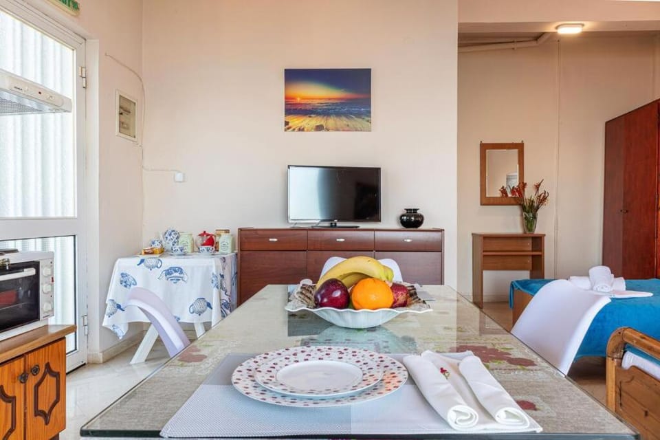 TV and multimedia, Living room, Food and drinks, Dining area, minibar